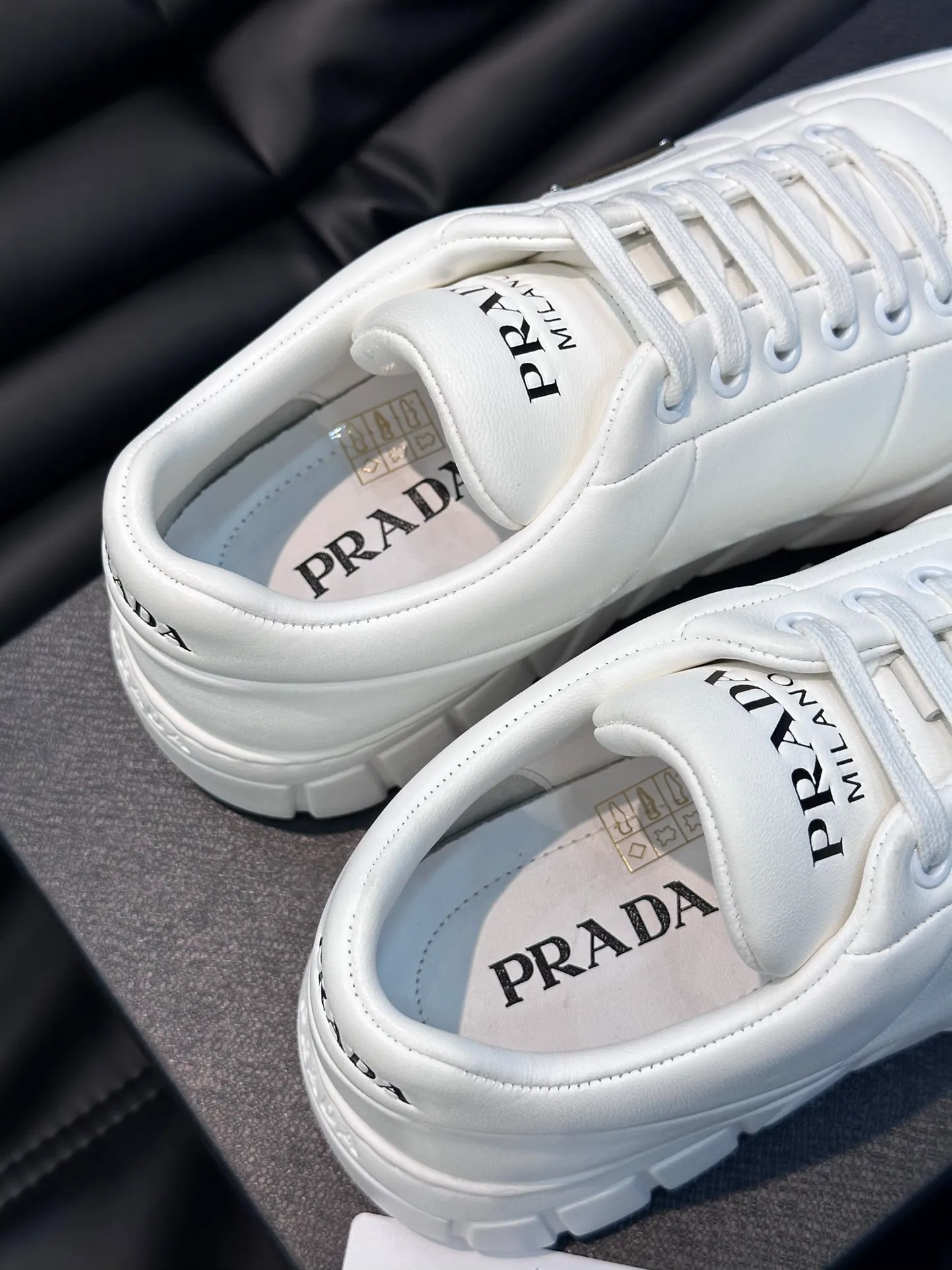 Men's shoes 💰p400 "Men's shoes 💰pRAD*" Men's shoes 💰prad* high-end men's thick-soled casual sports shoes, the details are perfectly replica of the original version, made of imported matte cowhide, full of texture, full calfskin lining, breathable and comfortable, men's shoes 💰p's classic black and white enamel metal logo decoration, all interpreting the brand style Genuine leather tongue Men's shoes on the tongue and heel 💰pRADA letter badges are embellished to show the brand style. Lightweight concave and convex pattern rubber outsole. Lightweight and increased by about 4CM. Excellent foot feel. Comfortable and breathable. Comes with original packaging. Size: 38-44